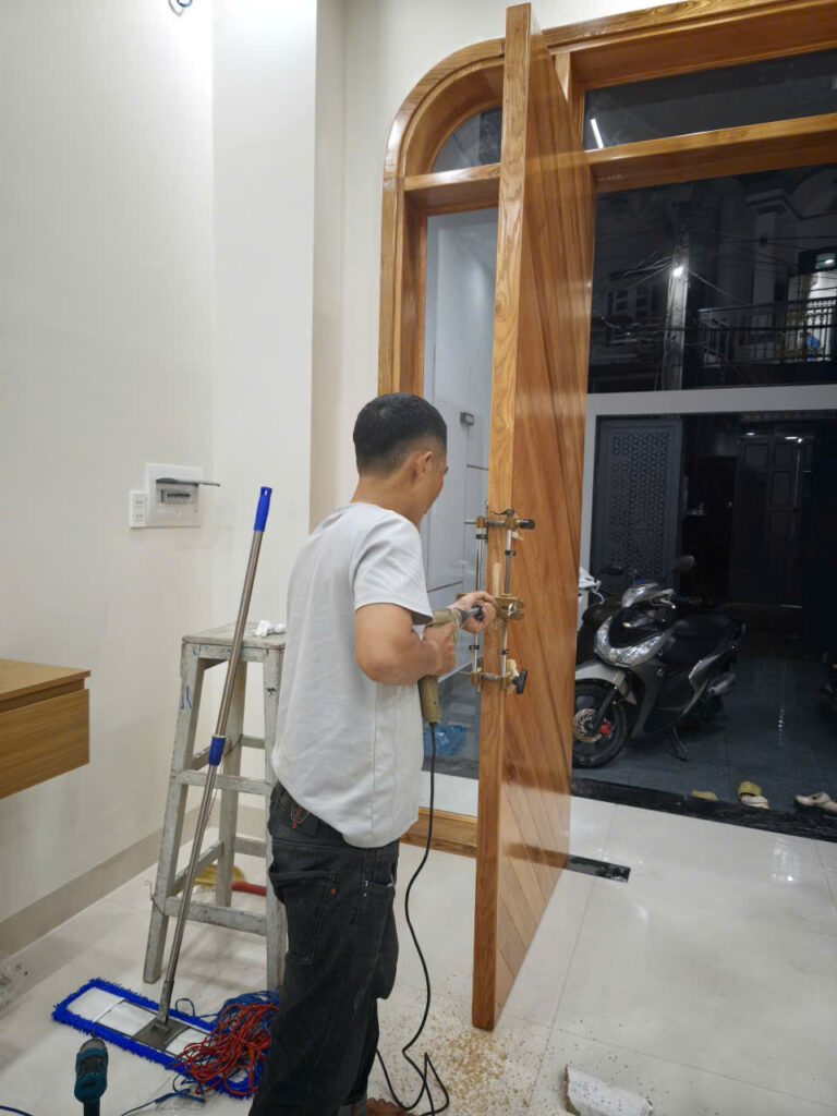 KỶ THUẬT LẮP ĐẶT KHOÁ VÂN TAY CHO CỬA GỖ TỰ NHIÊN