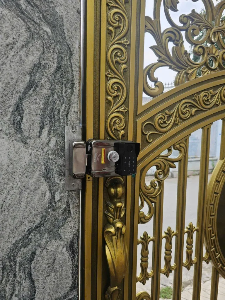 Khóa Thông Minh Cửa Cổng