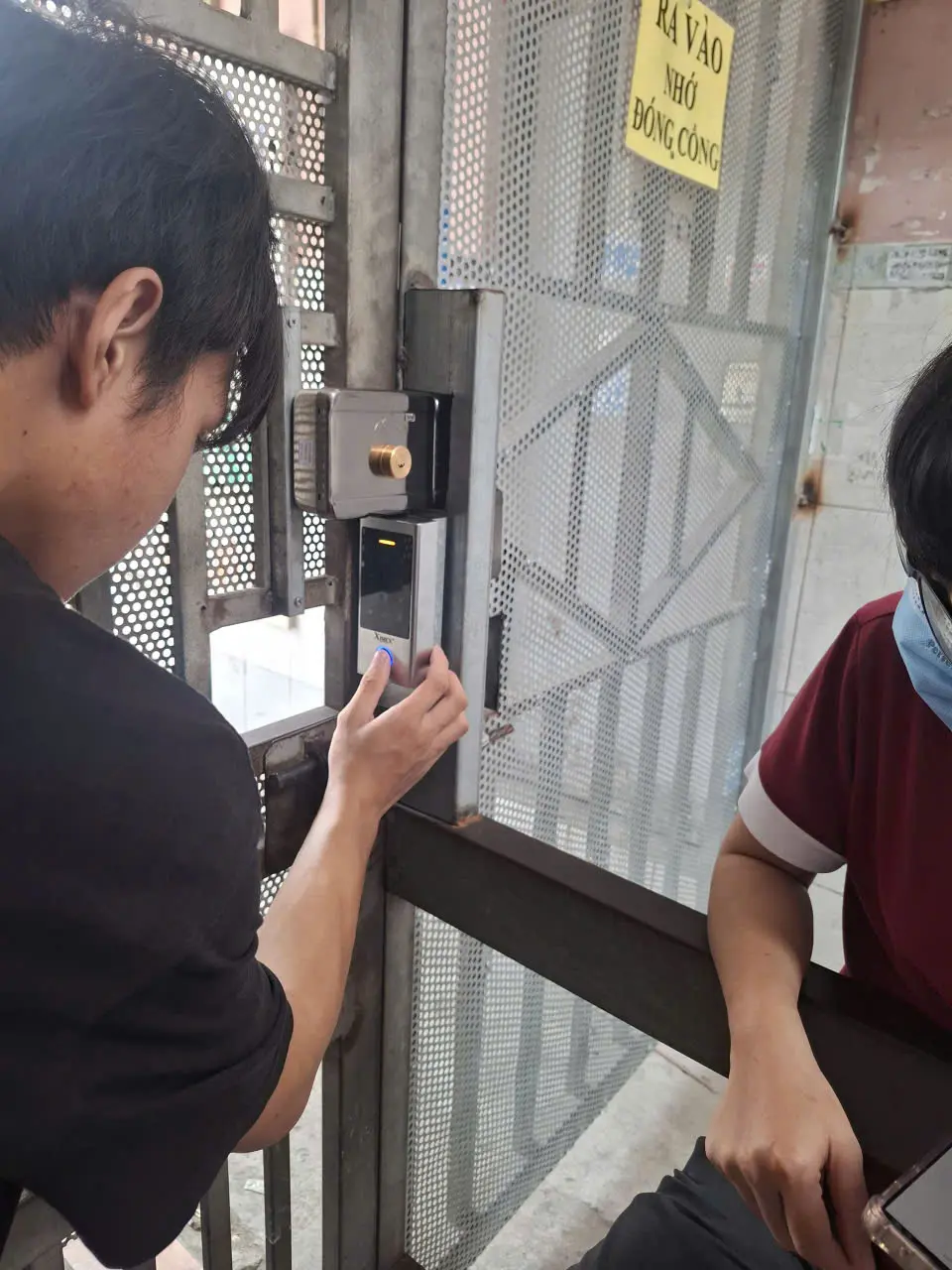 Kỹ Thuật đang hướng dẫn khách hàng lấy dấu vân tay