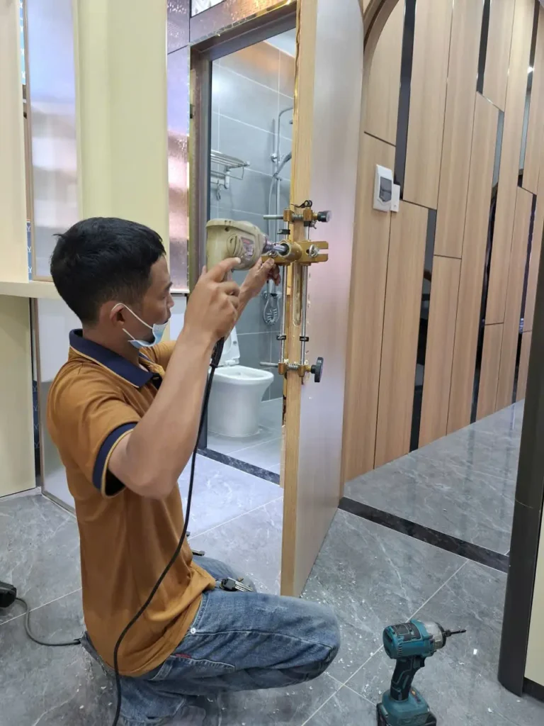 Kỹ thuật đang lắp khoá dụng cụ chuyên nghiệp