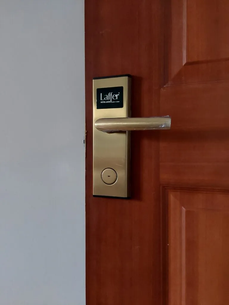 Lắp đặt khóa thẻ từ khách sạn tại quận 1 HCM