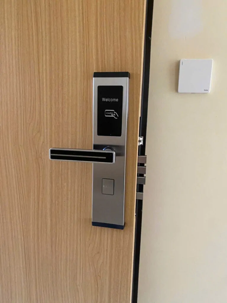 Cận cảnh mặt trước khóa thẻ từ Ximex Inox 304 